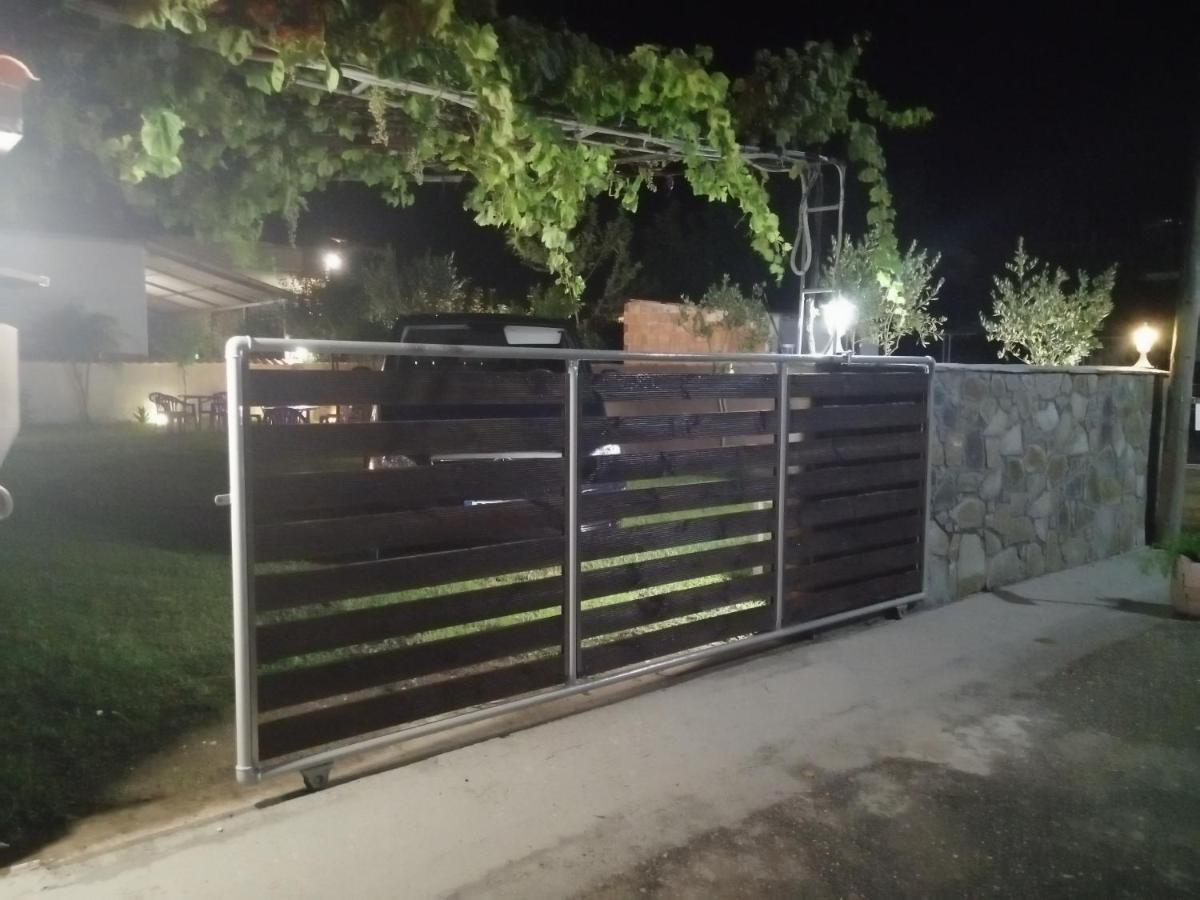Ο Ακλόνητος Aparthotel Néa Meságkala Exteriör bild